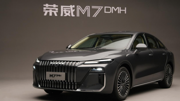 “明珠”概念落地！荣威M7 DMH实车亮相，定位越级中大型国民车