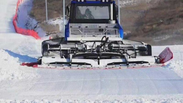 国产压雪车显身手 在冬奥赛场做出“雪拉面”
